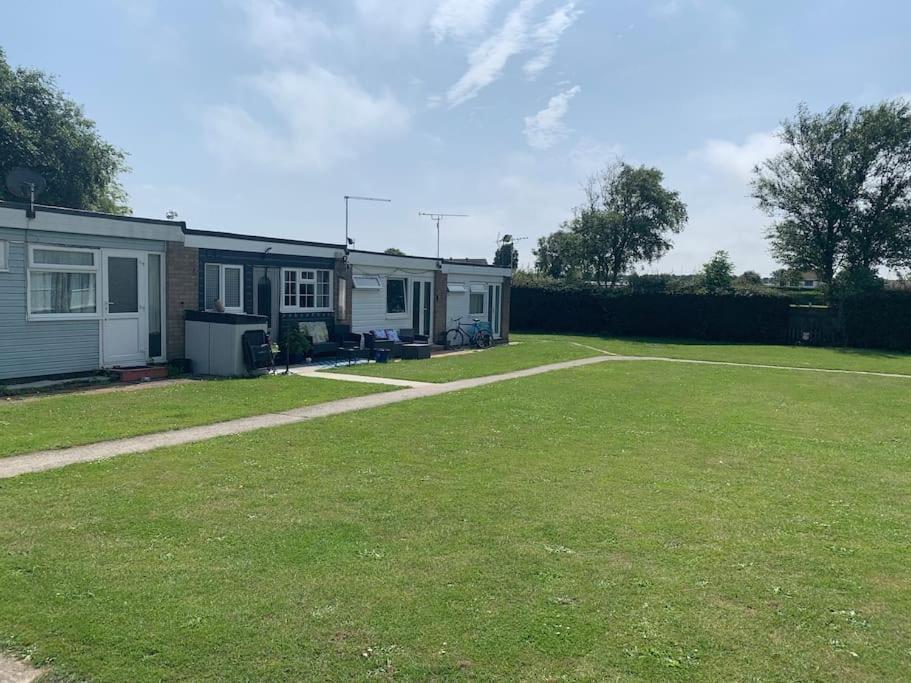 Hugo'S Hideaway Free Wifi Villa Hemsby Bagian luar foto